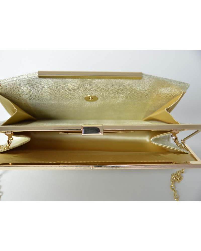 Pochette de mariage en métal doré brillant, avec chaîne. ✨Contacter nous pour plus d'informations . . . . . #pochette#mariage #dz #soirée #sacamain #marié #algeria #algerienne