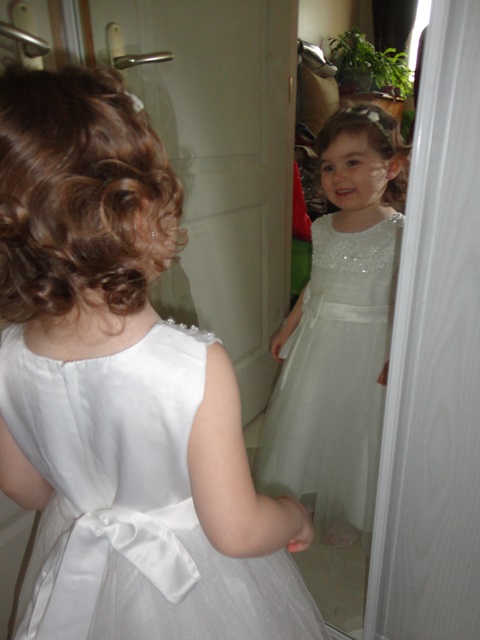 robe blanche de cérémonie devant miroir