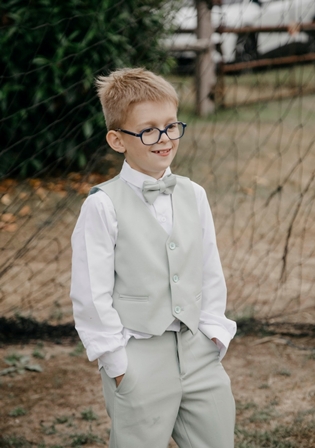 jeune homme en vert sauge