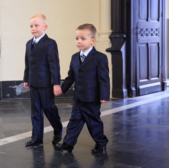 2 enfants en costume de mariage