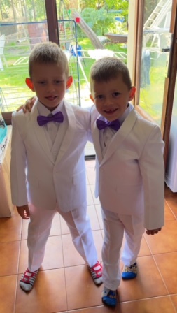 2 frères en costume communion blanc