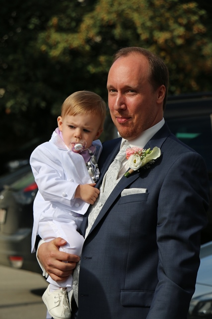 Papa et bébé en costume de mariage