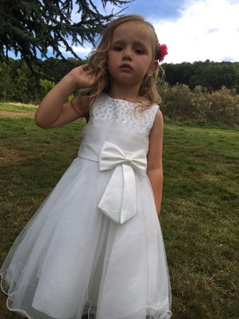 Belle jeune fille en robe de communion