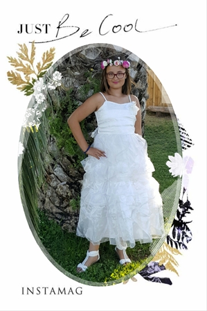 Carte postale enfant en robe blanche