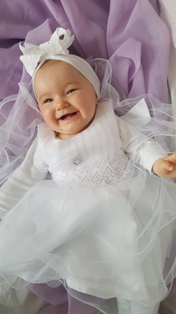 robe bapteme bebe souriante